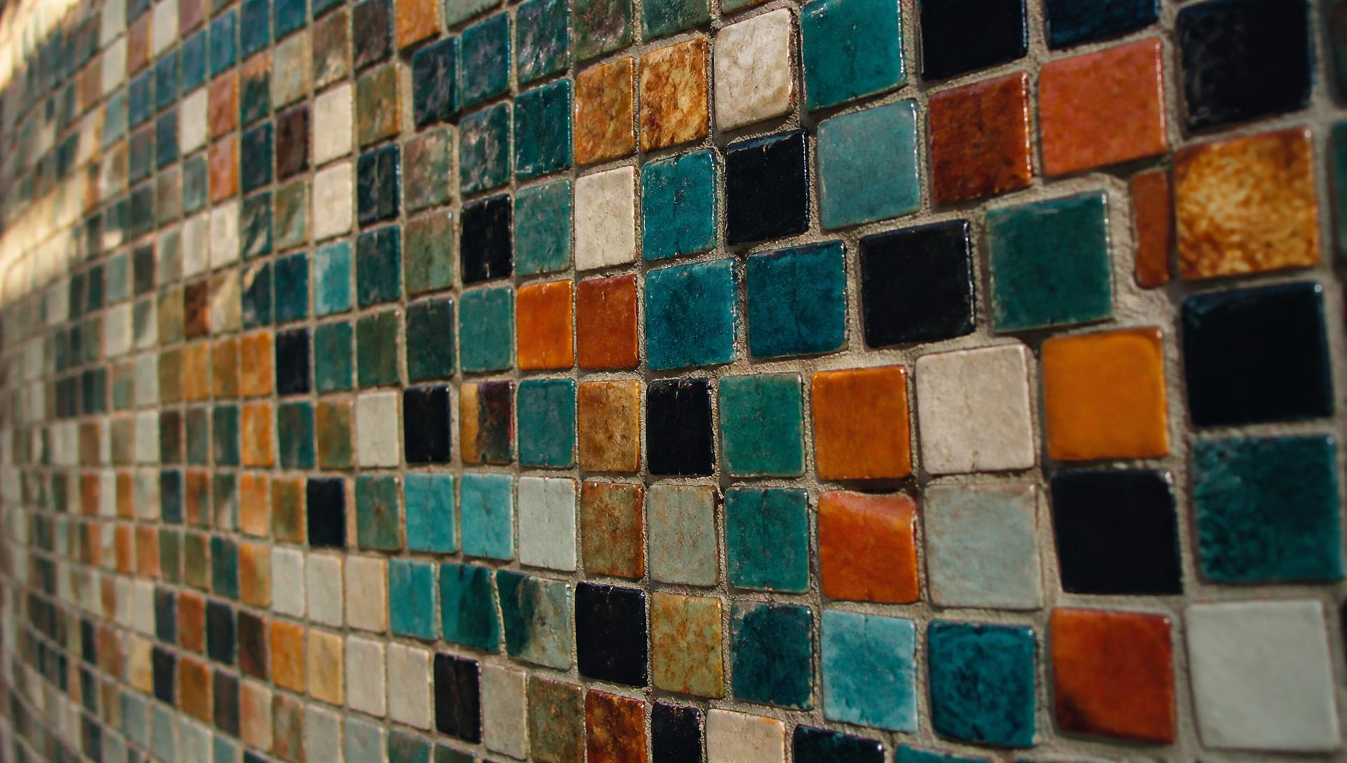 Parede de mosaico de cerâmica artesanal nas cores da Artefatuz